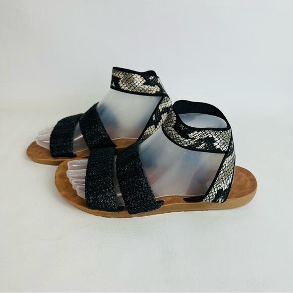 Mukluks Womens Ankle Strap Sandals Snake Skin Flats Black Shoes Size 10 - Picture 3 of 9